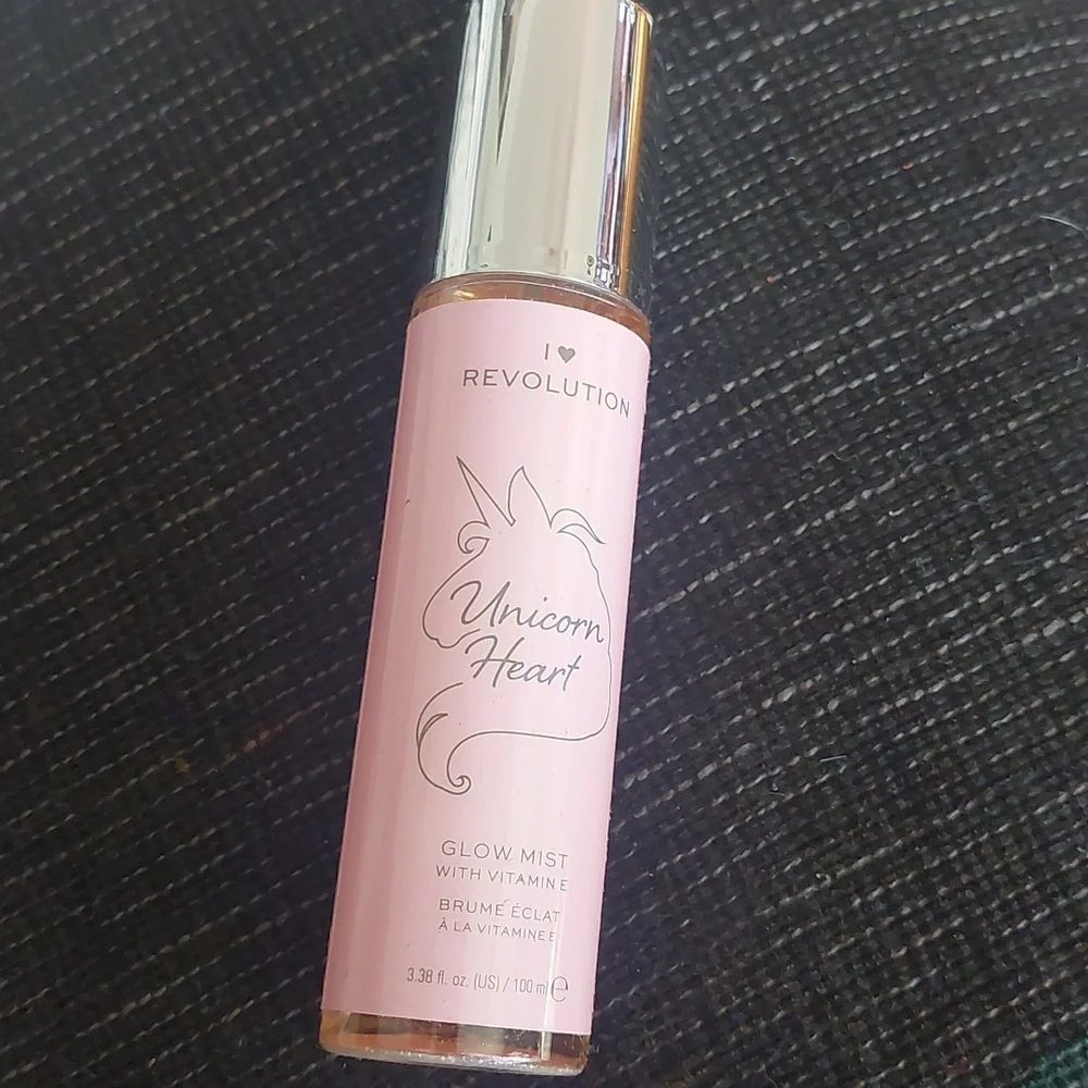 New makeup revolution unicorn heart glow‎ mist
